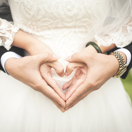 PARAPLUIE DE MARIAGE, UN COMPAGNON INDISPENSABLE POUR DES PHOTOS RÉUSSIES