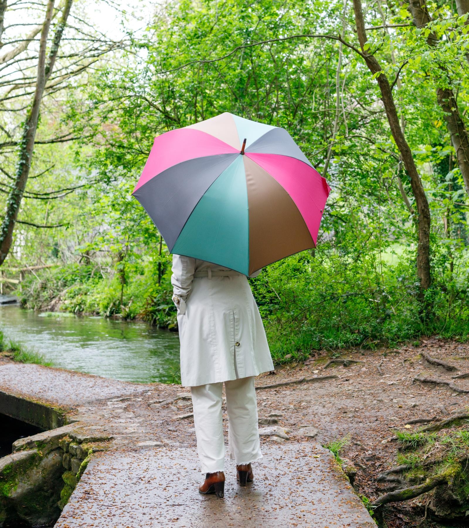 Quand la femme moderne sublime la pluie avec son parapluie français